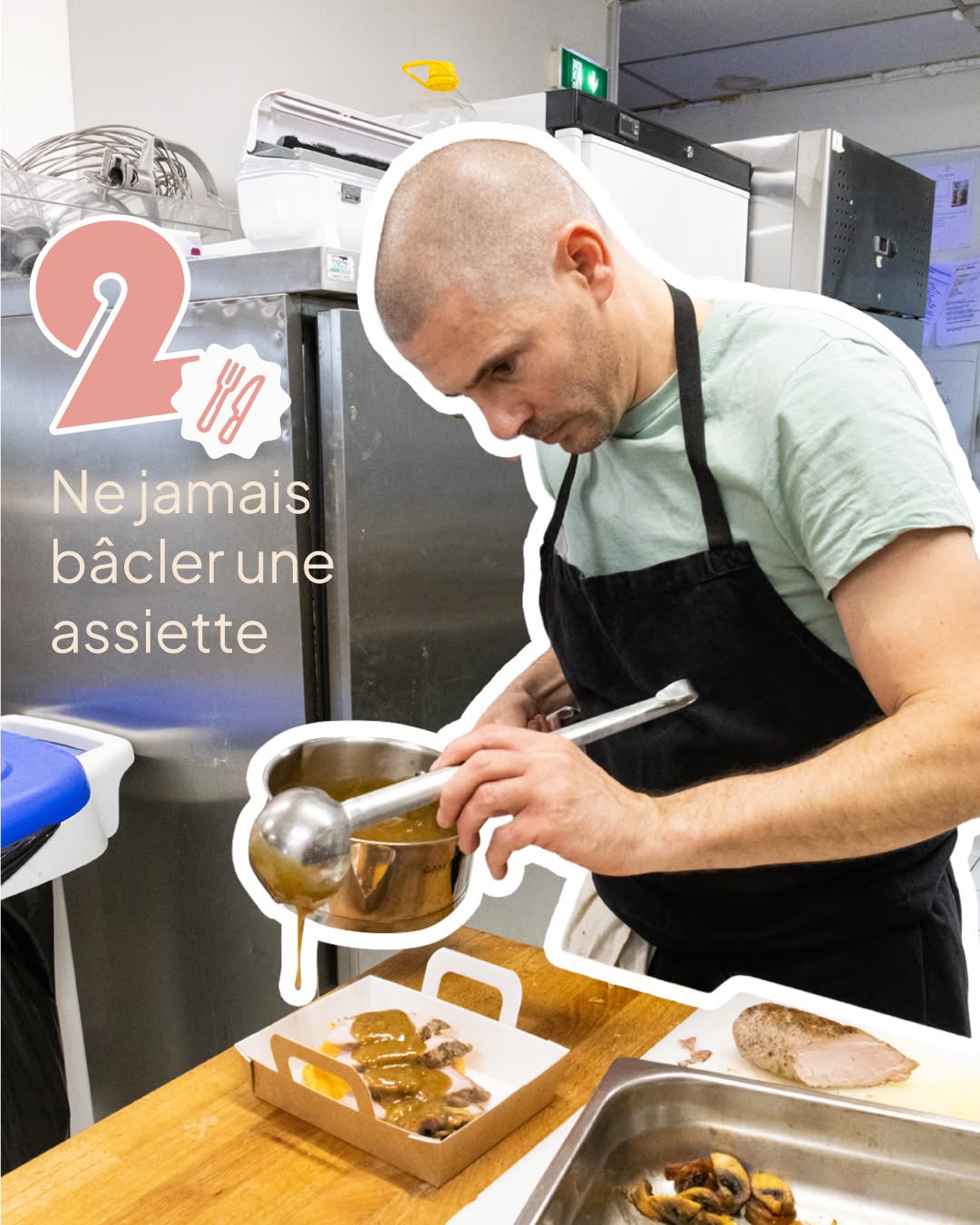 Le chef nappe une assiette