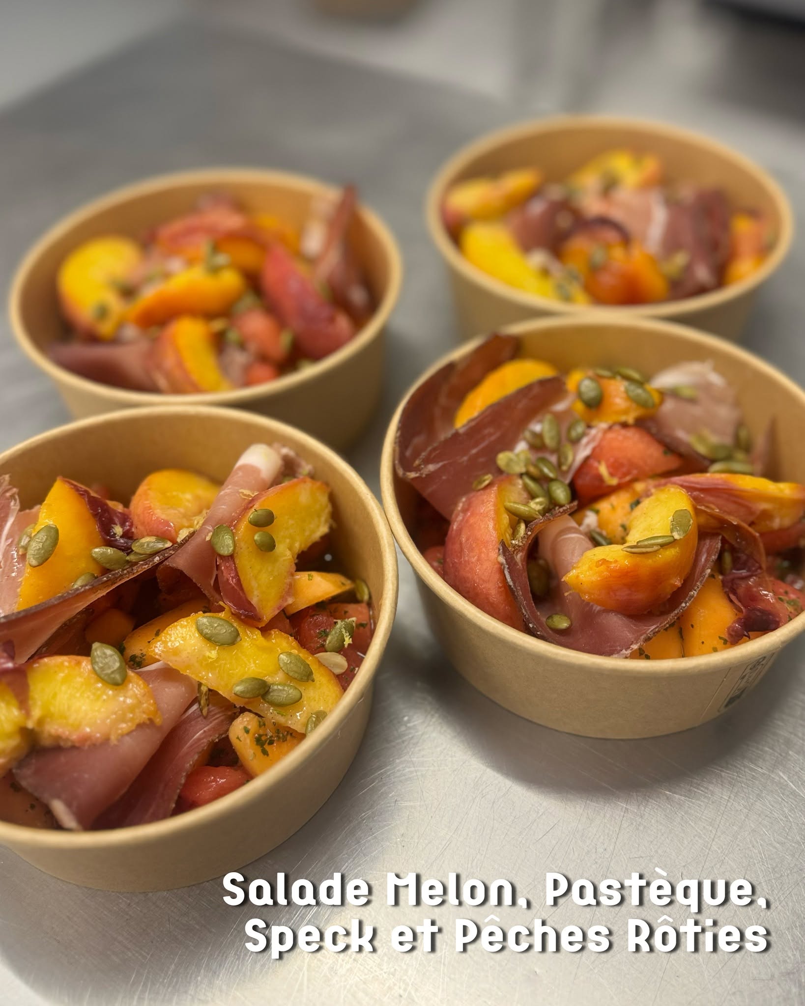 Salade melon, pastèque, speck et pêches rôties
