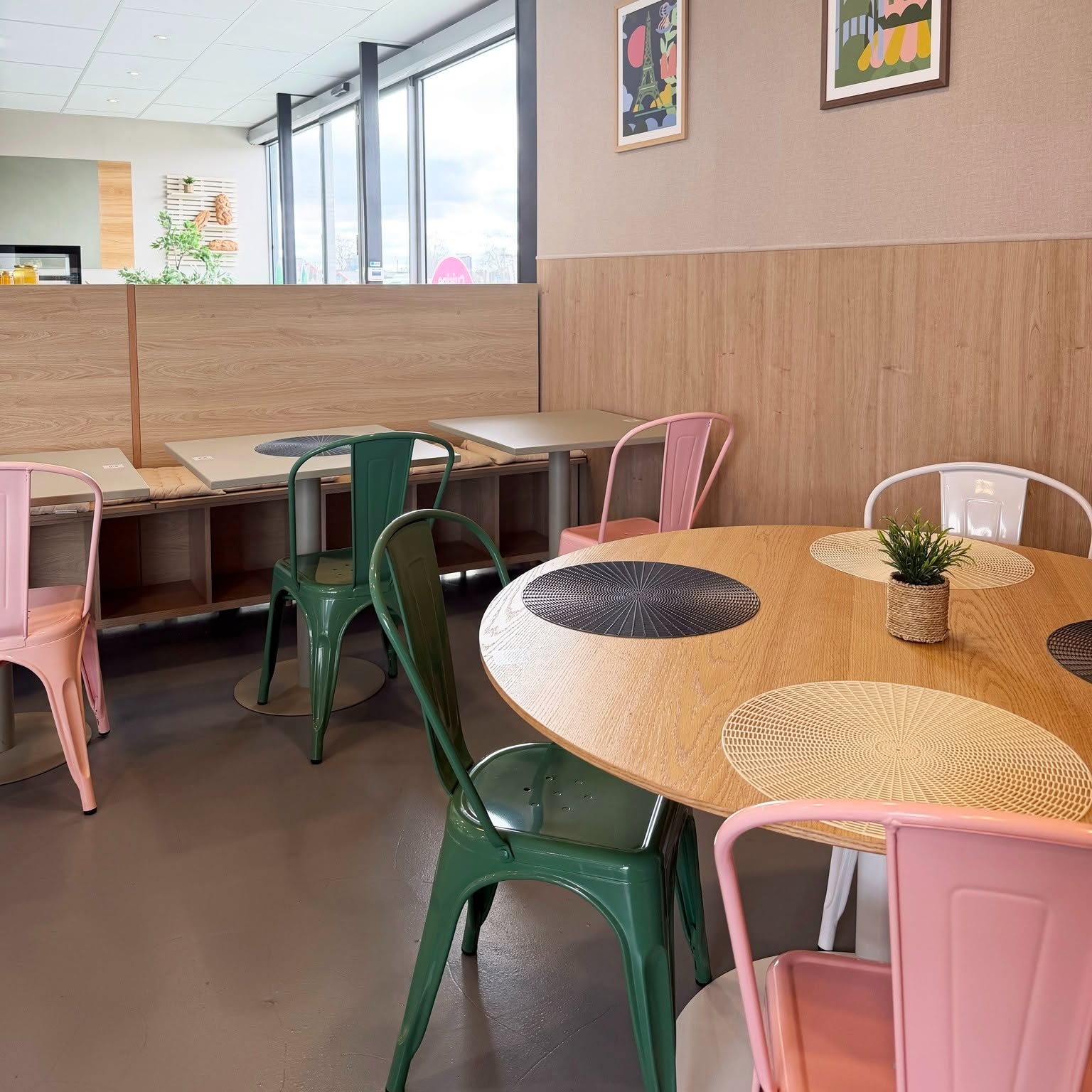 Chaises colorées et table en bois